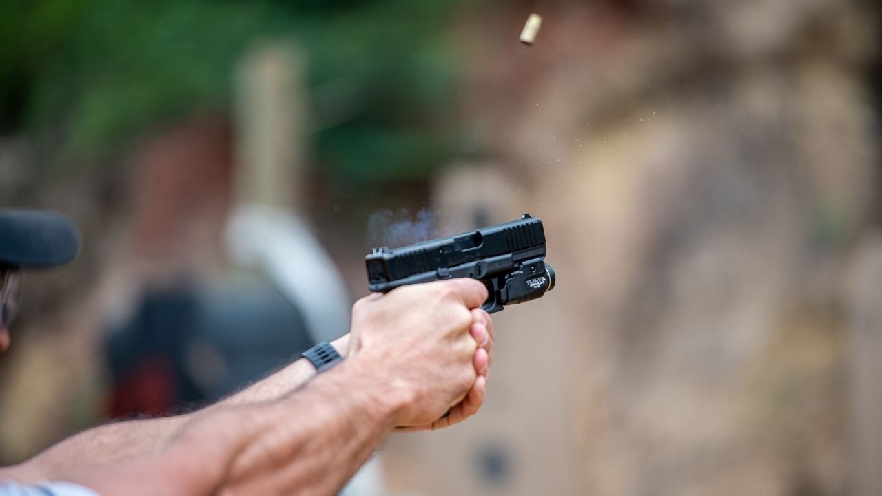 नालागढ़ प्लासड़ा रोड पर कार सवार हमलावरों की फायरिंग में दो युवक गंभीर रूप से घायल