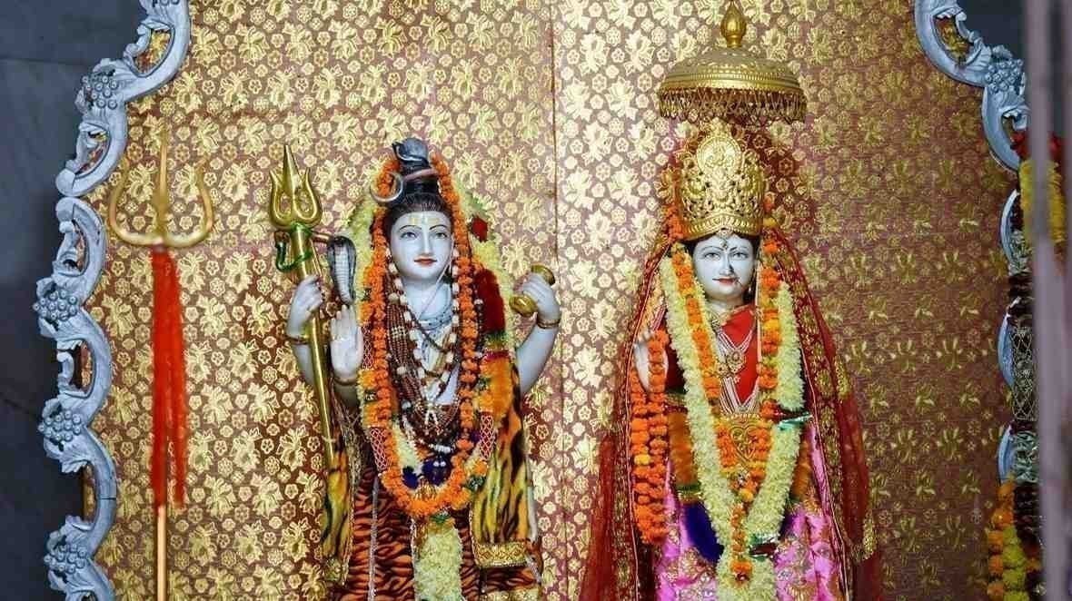 महाशिवरात्रि पर चंद्रशेखर महाराज मंदिर में हजारों श्रद्धालुओं ने भाग लिया, ध्वजारोहण, हवन और भंडारे का आयोजन