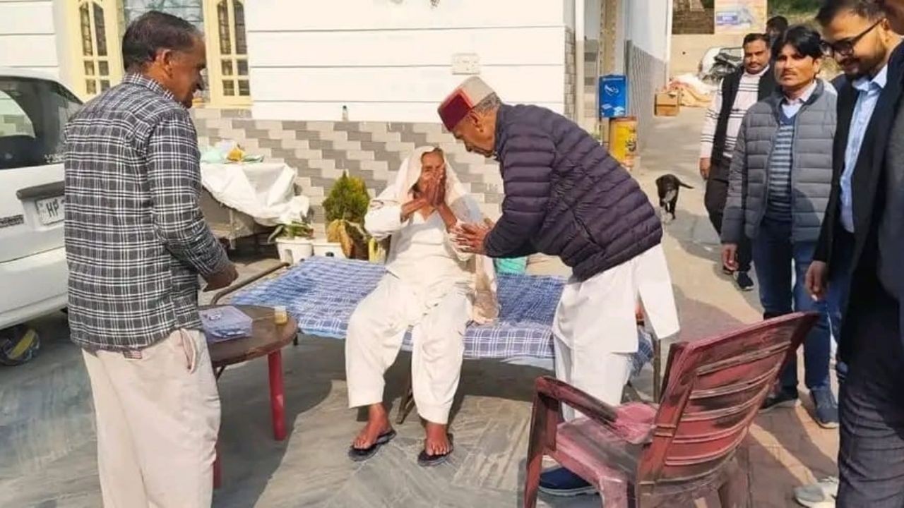 प्रेम कुमार धूमल ने देशराज शर्मा के घर पहुंचकर उनकी माताजी का हालचाल जाना