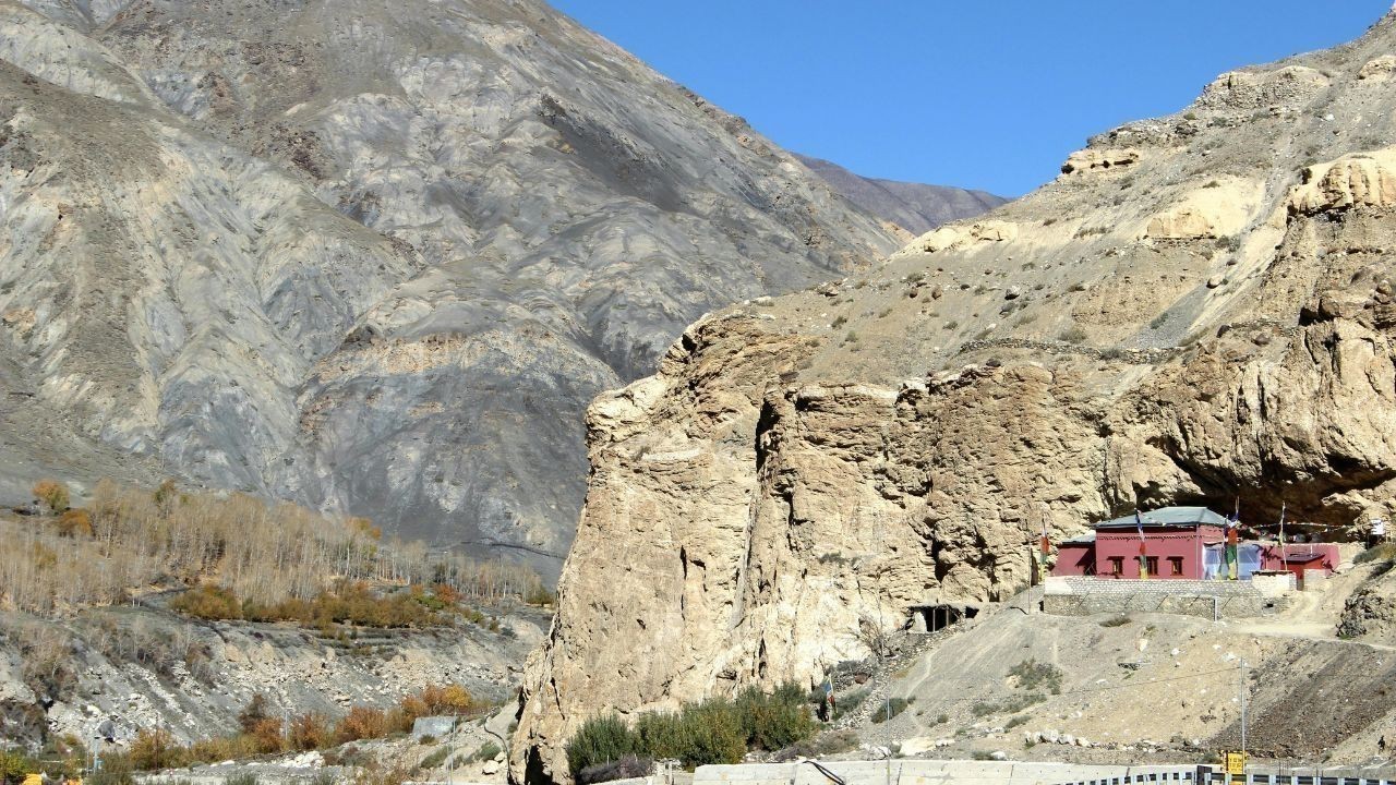 किन्नौर खारों पुल पर पहाड़ से चट्टानें गिरने से NH-5 बंद