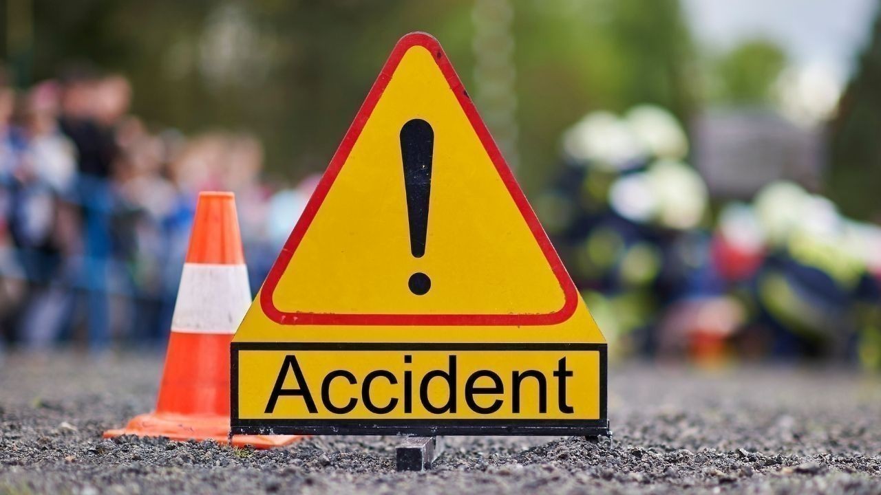 होशियारपुर सड़क हादसा: ट्रैक्टर-ट्रॉली अनियंत्रित होकर ढाबे में घुसी, दो की जान गई