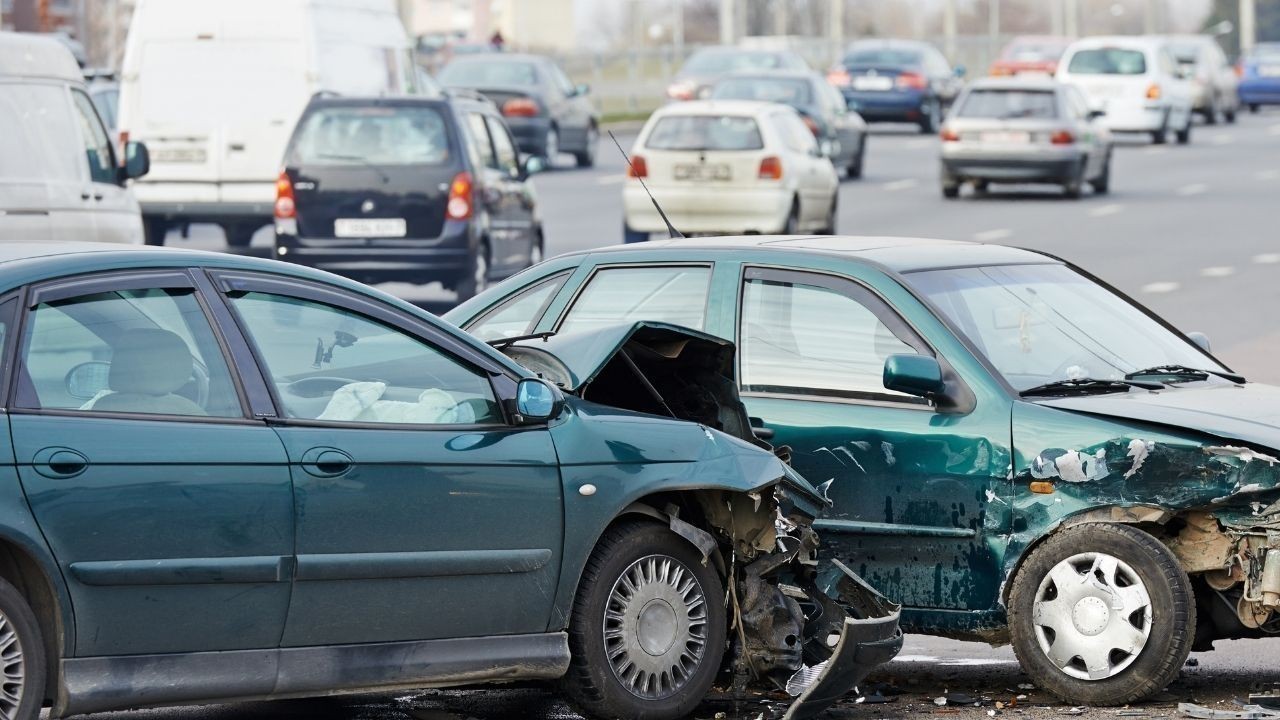 मंडी में सड़क हादसे: नेरचौक में कार ने पांच मजदूरों को कुचला, जोगिंद्रनगर में पुल से गिरी गाड़ी, तीन घायल