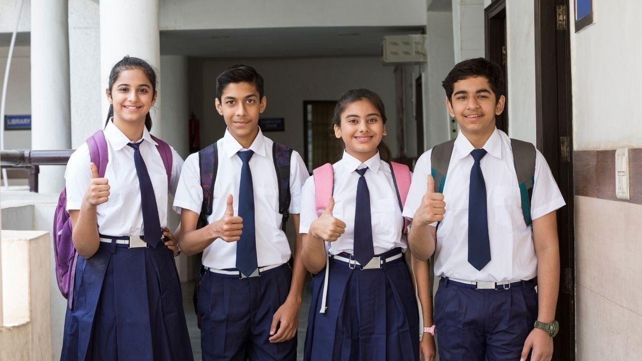 मिडल क्लास जनरल कैटेगरी के विद्यार्थियों को भी फीस में रियायत देने की उठी मांग