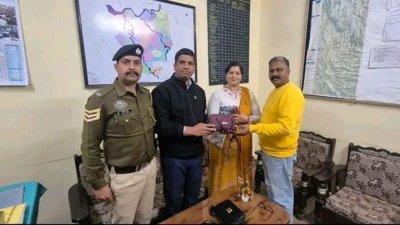 नादौन पुलिस ने गुम पर्स 60 हजार रुपये और जरूरी दस्तावेज सहित बरामद किया