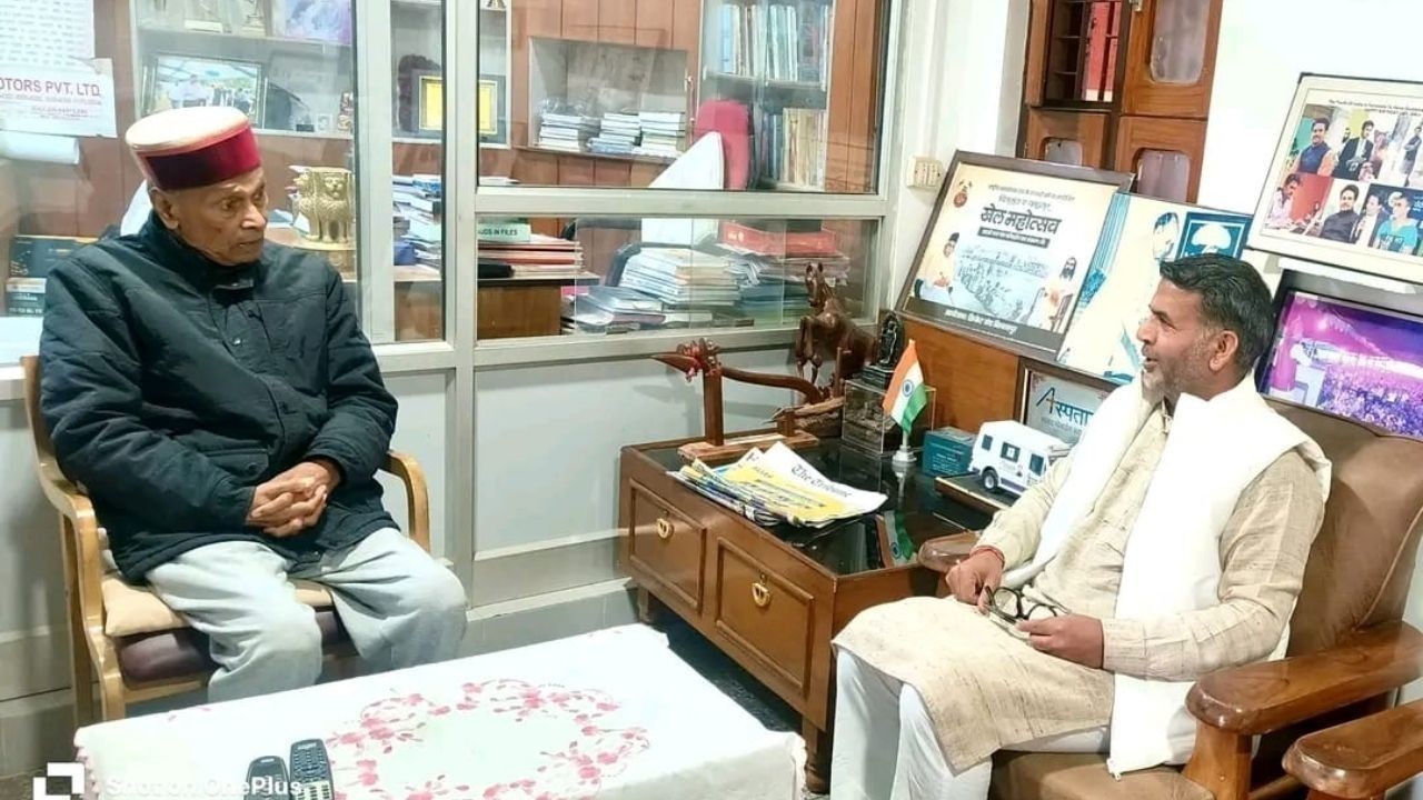 समीरपुर में पूर्व मुख्यमंत्री से नरेंद्र अत्री की आत्मीय भेंट, कार्यकर्ताओं में उत्साह