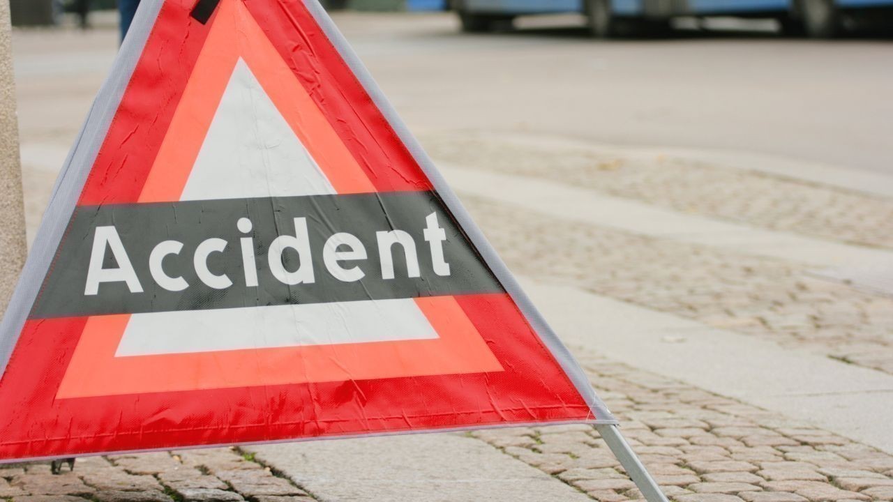 सोलन में निर्माण सामग्री ले जा रहा मिक्सचर ट्रक अनियंत्रित होकर खाई में गिरा चालक की मौके पर मौत