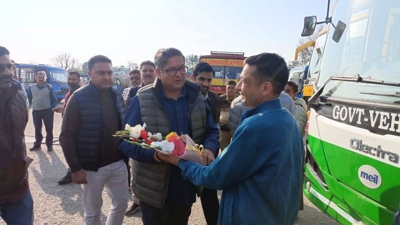 पालमपुर डिपो में इलेक्ट्रिक बस का दो दिवसीय परीक्षण आरंभ, विधायक ने किया निरीक्षण