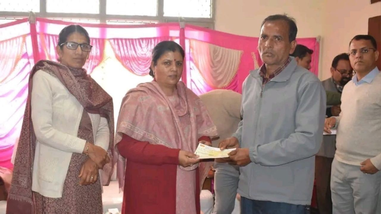 विधायक कमलेश ठाकुर ने 41 लाभार्थियों को वितरित किए 5 लाख 2 हजार रुपये के सहायता चेक