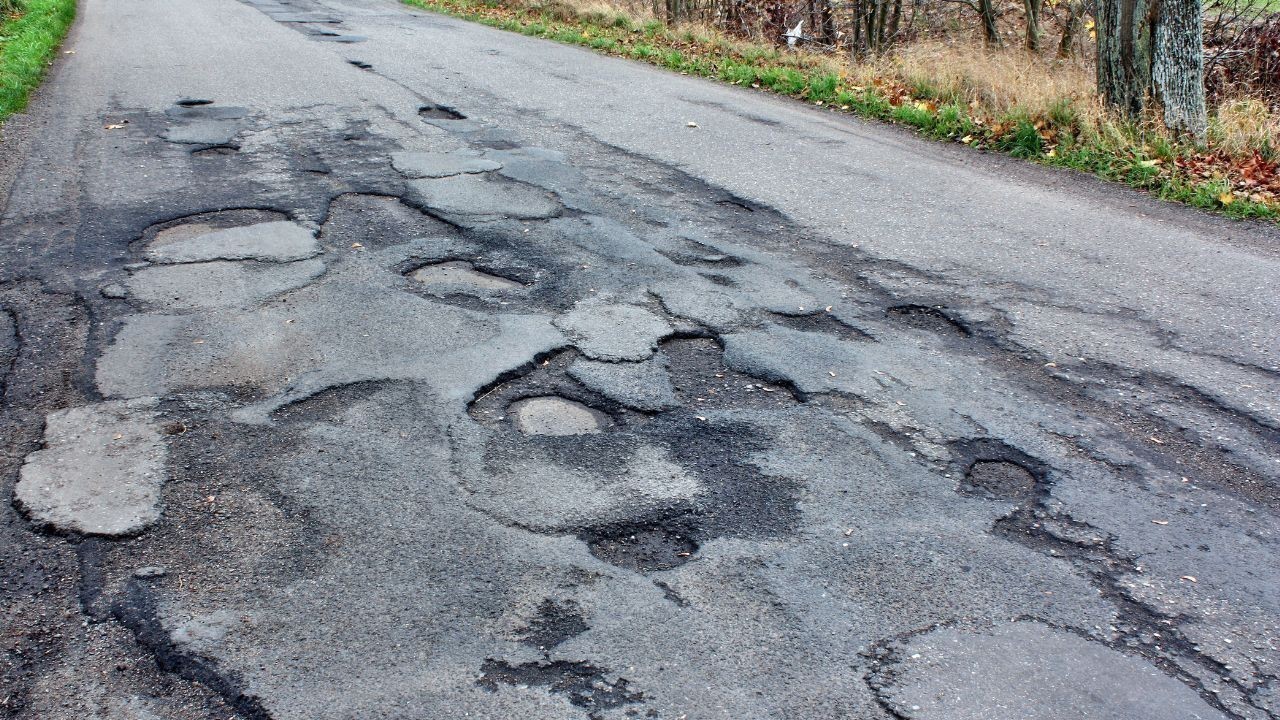 बद्दी में खराब सड़कों और नालियों पर निवासियों ने जताई नाराजगी