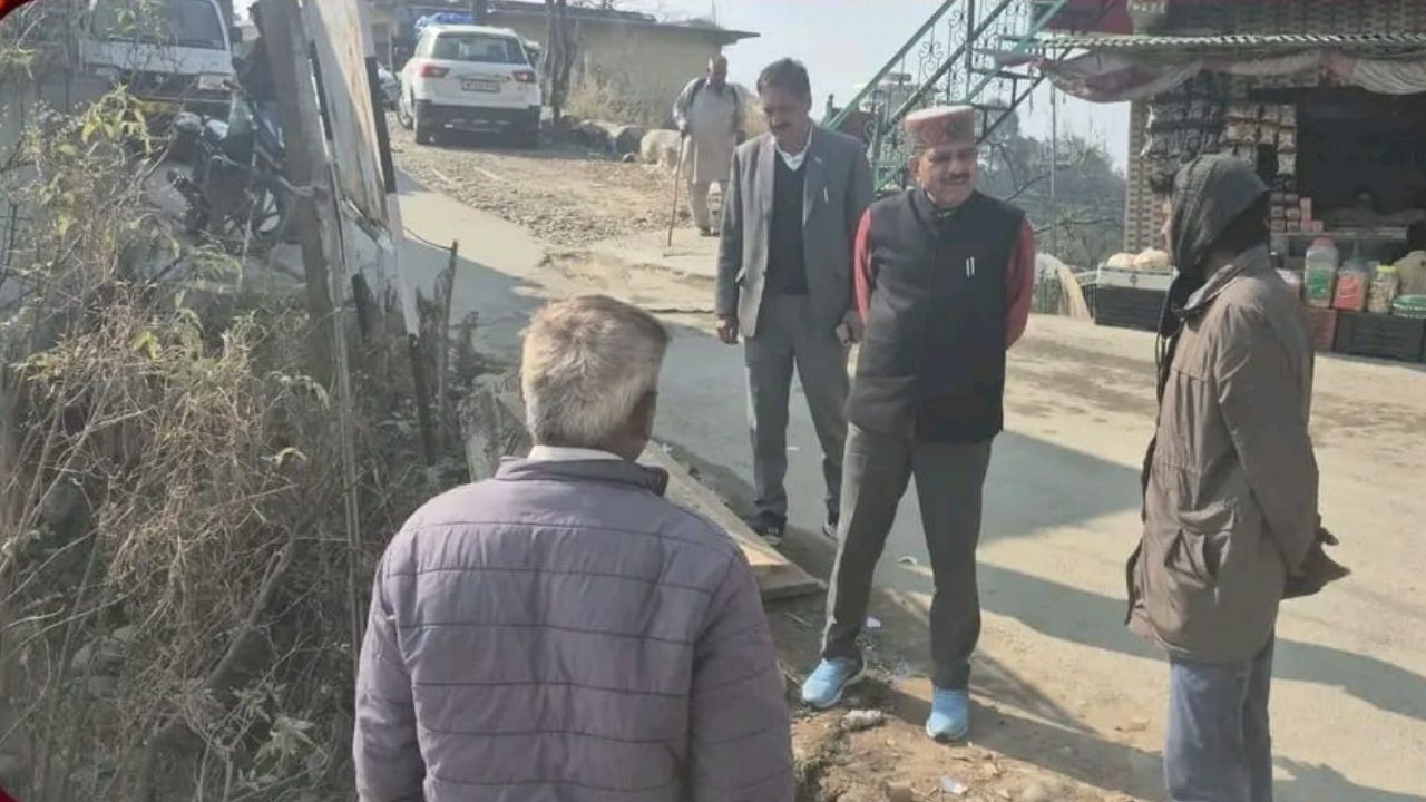 सुजानपुर में विधायक कैप्टन रणजीत सिंह ने ककड़ बाजार में वर्षाशालिका निर्माण का निरीक्षण किया