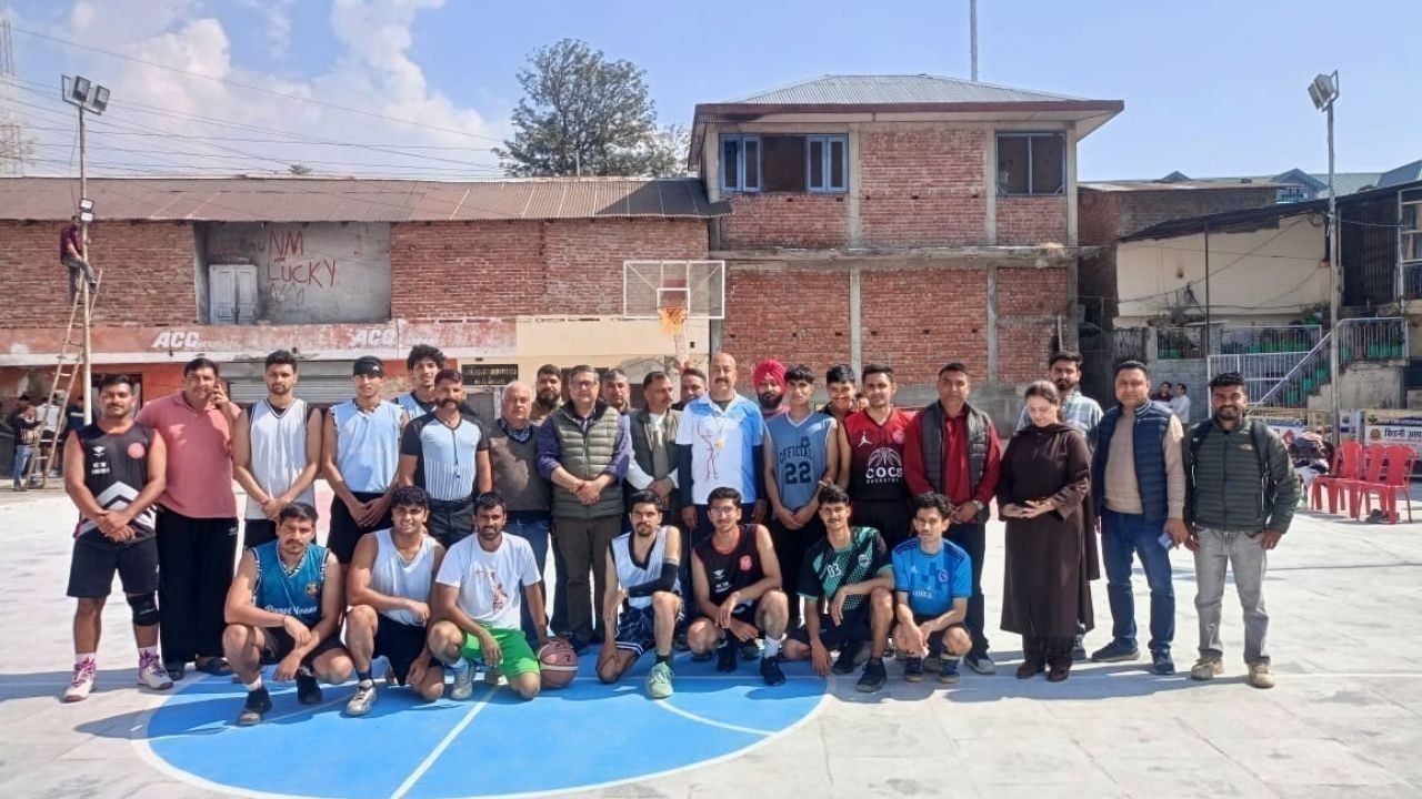 पालमपुर में राज्य स्तरीय होली महोत्सव के दौरान बास्केटबॉल प्रतियोगिता का शुभारंभ