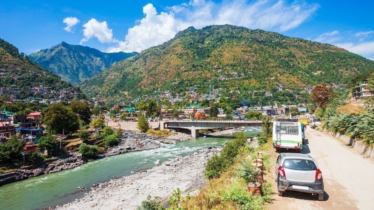 कुल्लू में भारी भूस्खलन मणिकर्ण-बरशैणी सड़क हुई पूरी तरह बंद