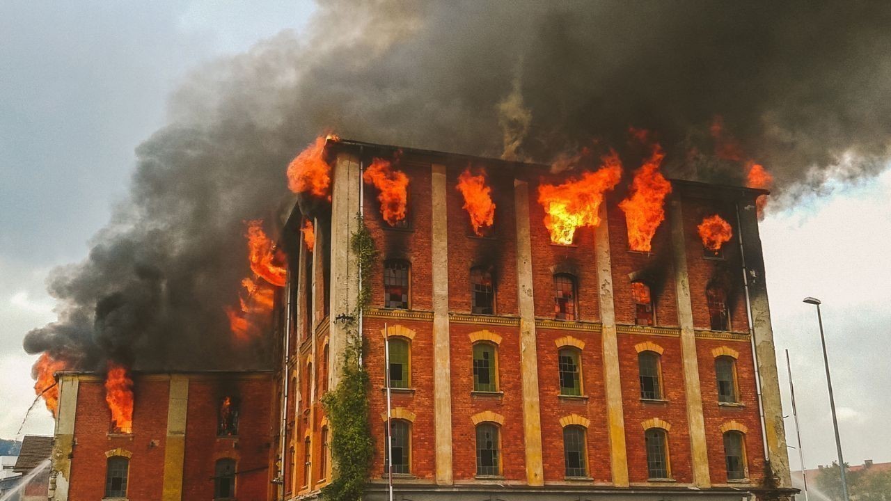 धर्मपुर (सोलन) में अज्ञात लोगों ने घर में आग लगाकर लाखों रुपये का सामान जलाया इलेक्ट्रॉनिक उपकरण भी क्षतिग्रस्त हुए