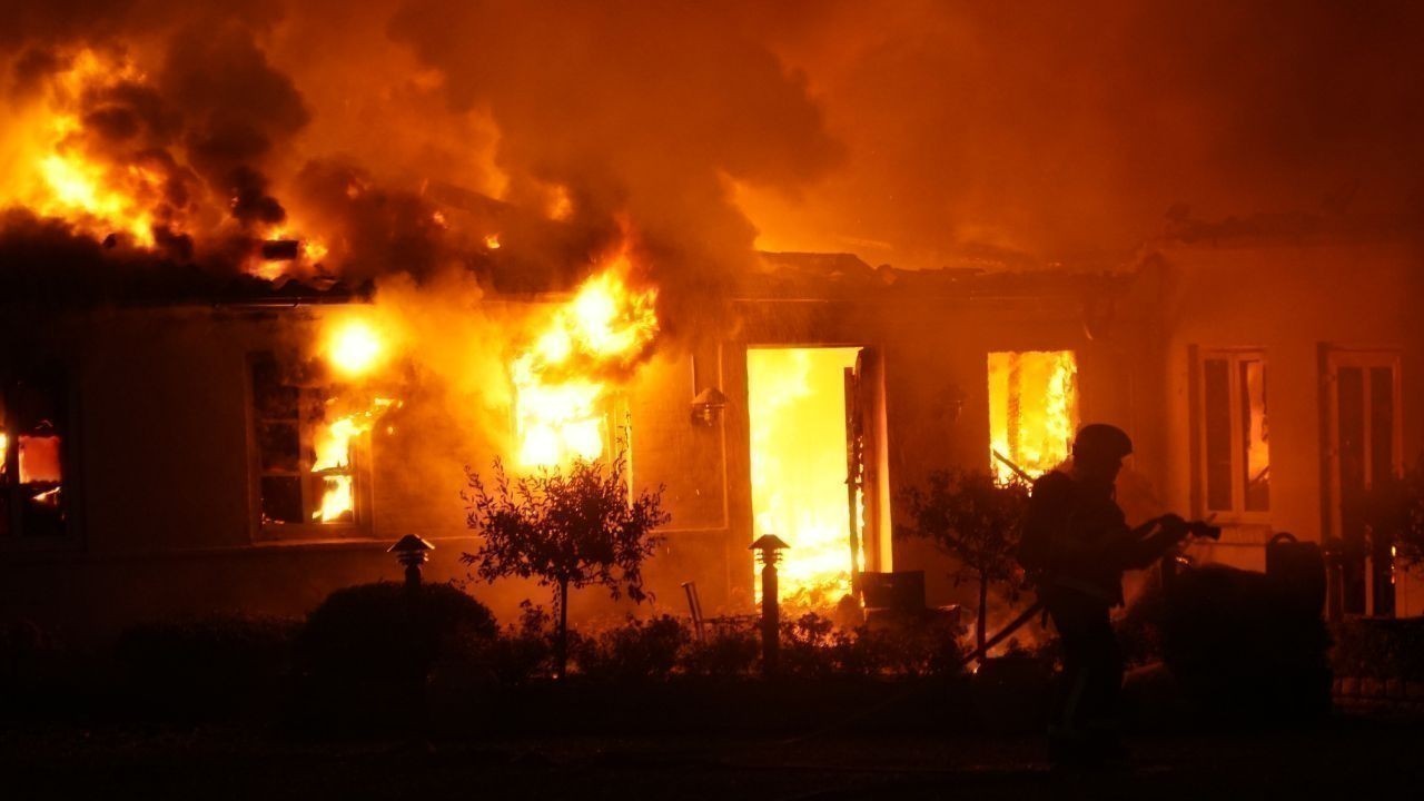 कुल्लू के मलाणा में तीन मंजिला मकान में भीषण आग बड़ा हादसा टला