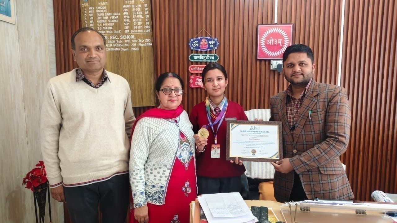 दयानंद भारतीय पब्लिक स्कूल की छात्रा धनिका को शिक्षा में उत्कृष्टता के लिए सम्मानित किया गया