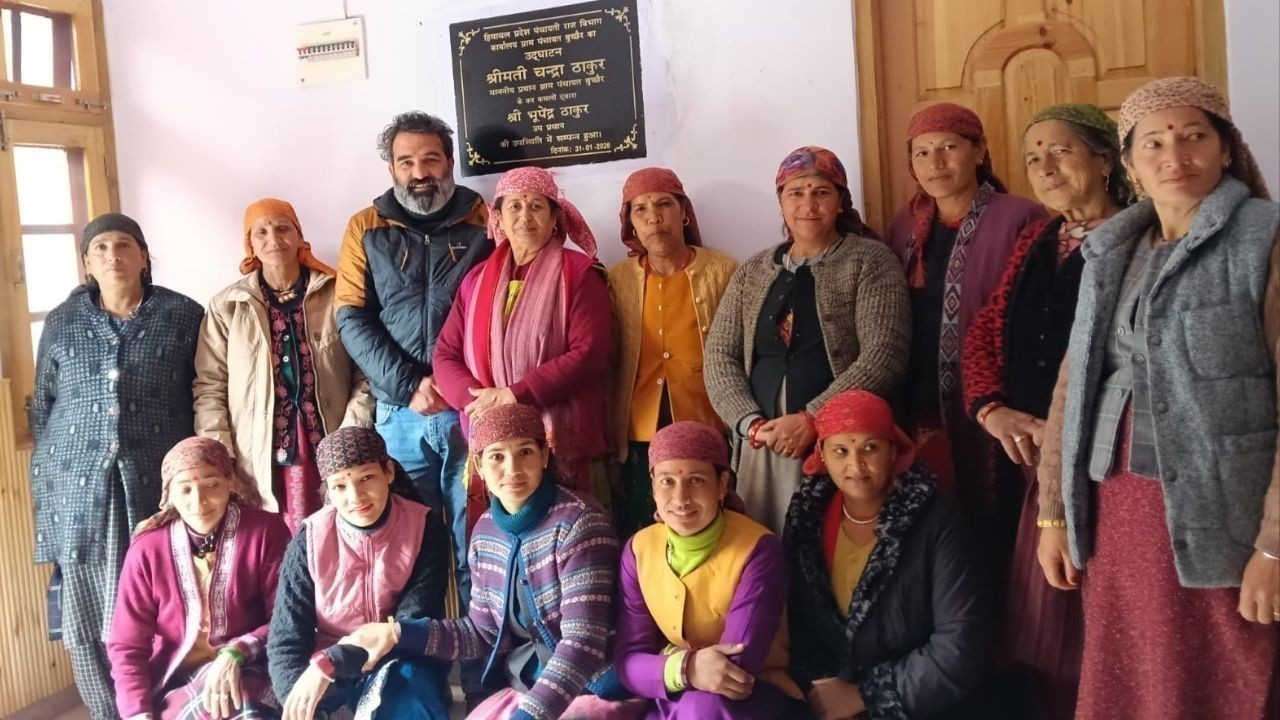 प्रधान चंद्रा ठाकुर ने कार्यकाल के अंतिम दिन ग्राम पंचायत बुछैर का नया पंचायत भवन उद्घाटन किया