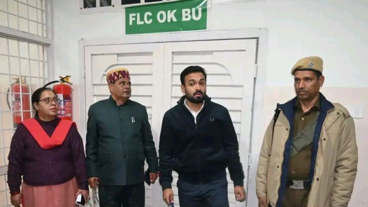 कुल्लू निर्वाचन कार्यालय में ईवीएम और वीवीपैट मशीनों का उपायुक्त ने किया मासिक निरीक्षण