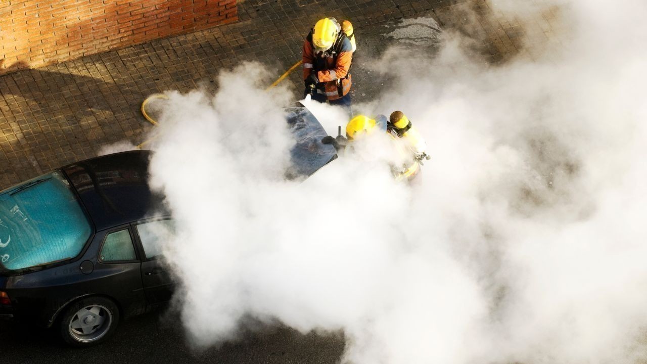 हमीरपुर में खड़ी कार में आग वन विभाग की सतर्कता से बड़ी दुर्घटना टली