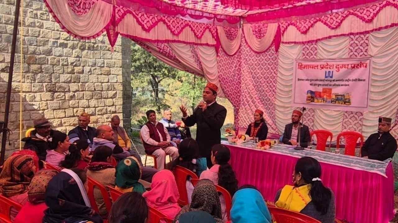 दूध उत्पादकों को पशुओं की देखभाल और संतुलित आहार पर दिया गया विशेष प्रशिक्षण