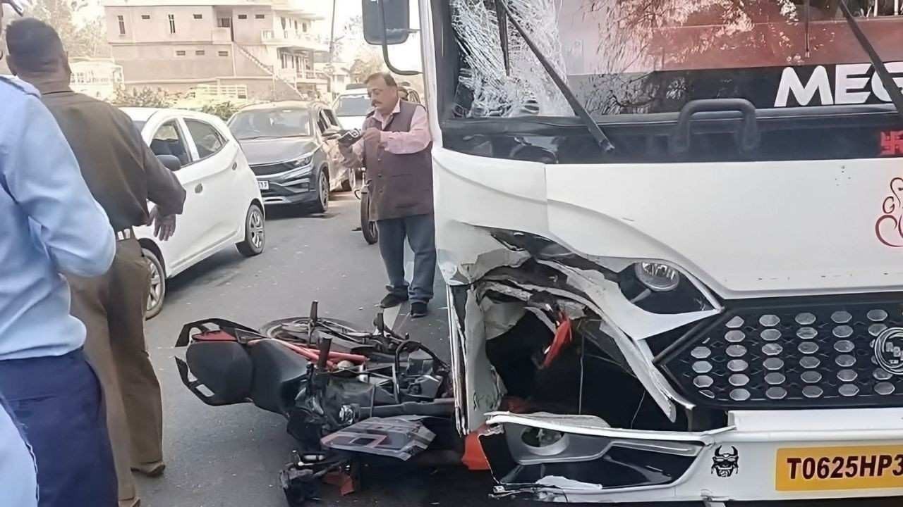 कांगड़ा के देहरा में टूरिस्ट बस और तेज रफ्तार बाइक की जोरदार टक्कर, एक की जान गई