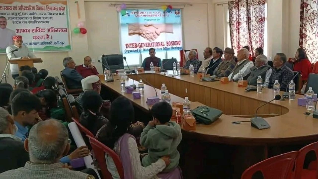 वरिष्ठ नागरिक संगोष्ठी में एसडीएम ने परिवार और समाज में बुजुर्गों के सम्मान की अहमियत बताई