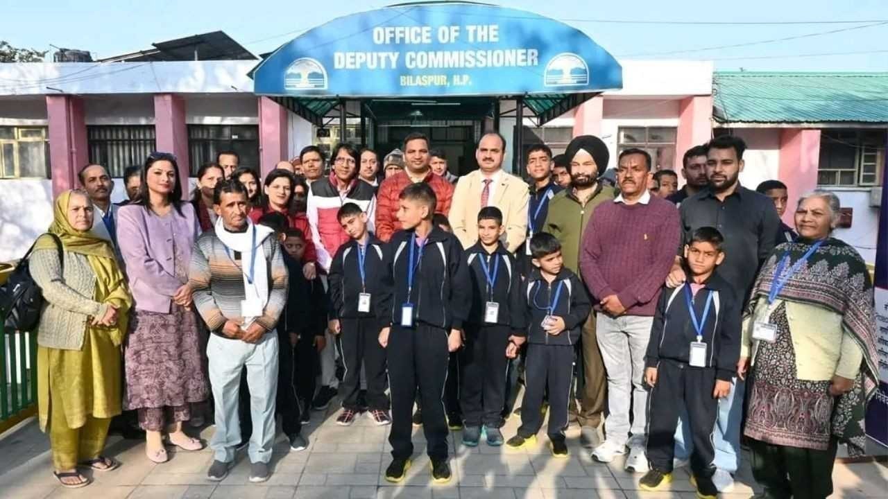 उपायुक्त राहुल कुमार ने विशेष बच्चों और वरिष्ठ नागरिकों को दो दिवसीय अनुभव यात्रा के लिए रवाना किया