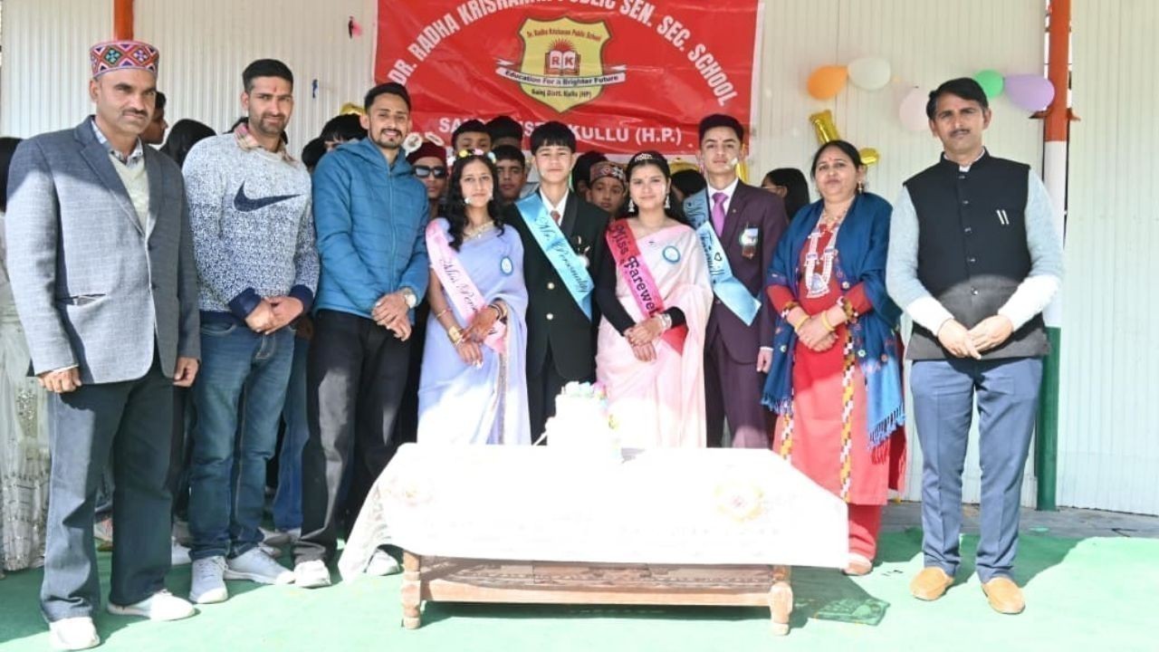 डॉ. राधाकृष्णन पब्लिक विद्यालय सैंज में कक्षा दसवीं के विद्यार्थियों को दी गई भावभीनी विदाई