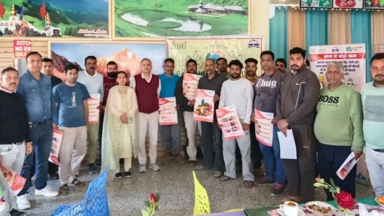 मंडी में खाद्य सुरक्षा अभियान: त्योहारों से पहले मिठाई और खाद्य पदार्थों की सख्त जांच