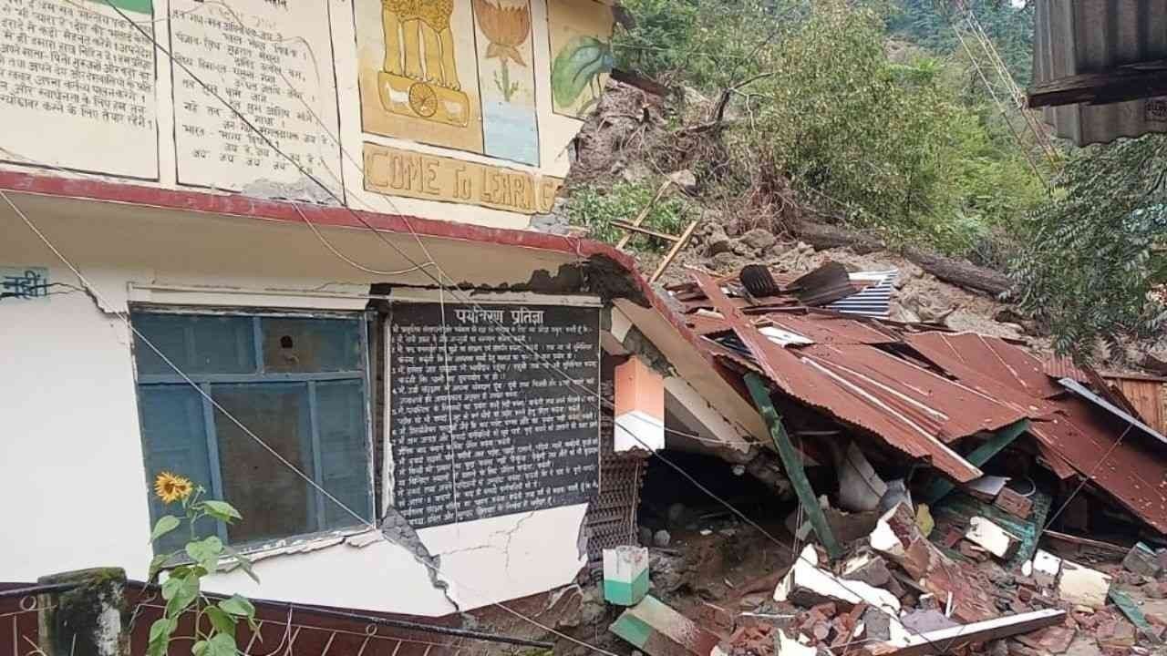 आपदा में गुशेनी स्कूल भवन गिरा, 31 मार्च के बाद 400 बच्चों की पढ़ाई पर संकट