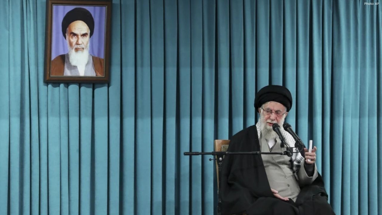 ईरान के सर्वोच्च नेता अयातुल्ला अली खामेनेई की हमलों में मौत, इस्लामी गणराज्य के भविष्य पर बड़ा सवाल