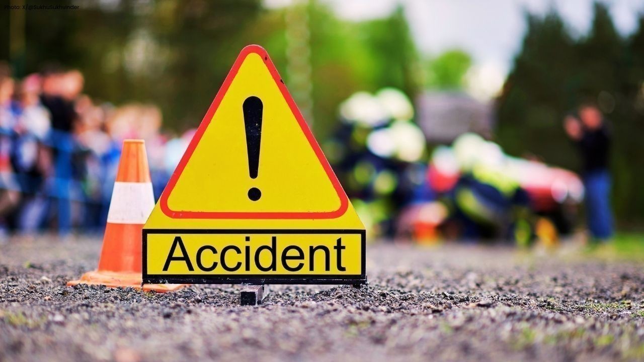 मुबारिकपुर-रानीताल हाईवे पर गैस सिलेंडरों से भरा ट्रक पलटा, बड़ा हादसा टला