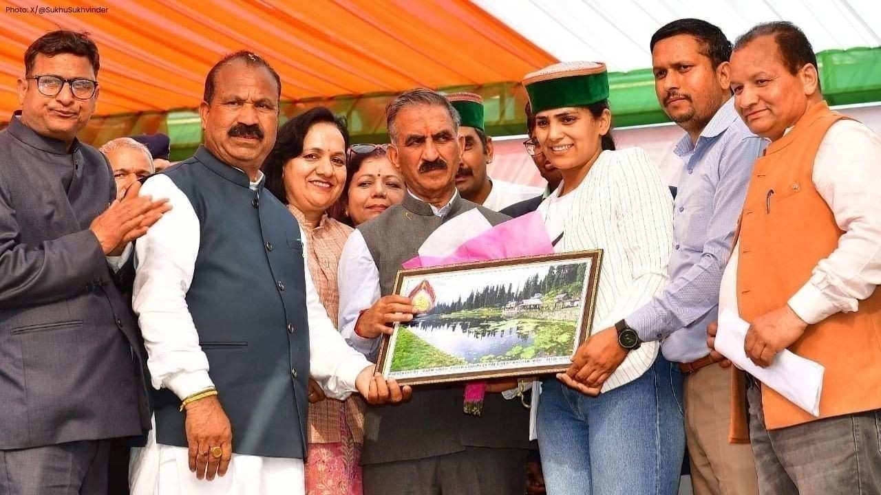 सीएम सुक्खू ने मंडी में वर्ल्ड कप विजेता कबड्डी खिलाड़ी भावना ठाकुर को किया सम्मानित