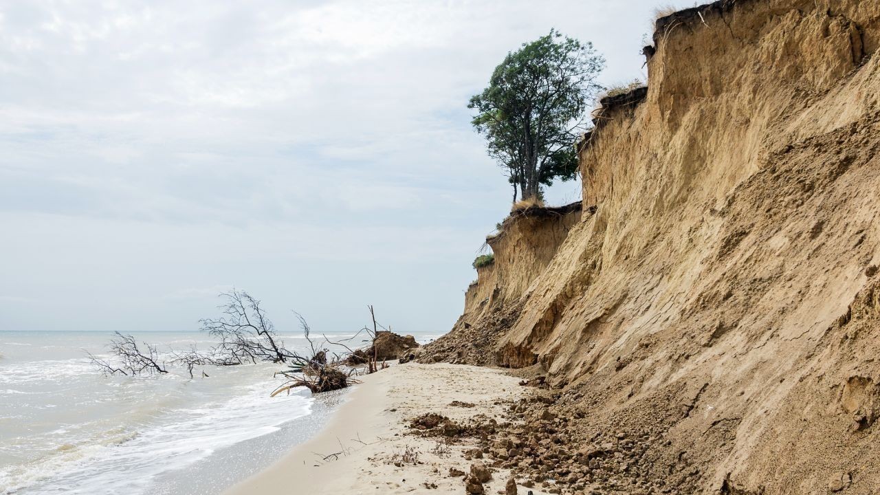 सोलन न्यू कथेड़ में बिना बारिश धंसी जमीन, घरों पर मंडराया खतरा