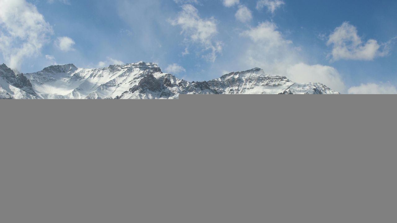 हिमाचल की चोटियों पर हिमपात, मैदानों में लू और बारिश का अलर्ट