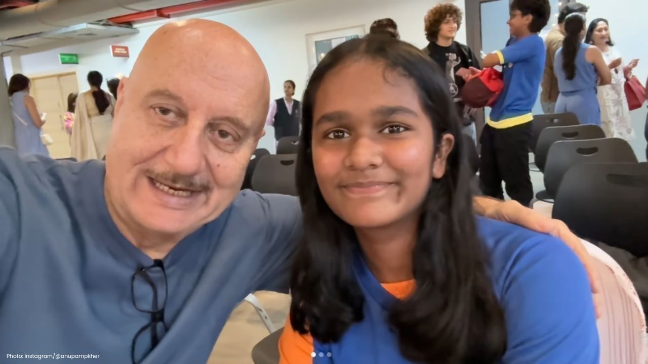 सतीश कौशिक की बेटी के स्कूल प्ले में पहुंचे अनुपम खेर, भावुक हुए अभिनेता