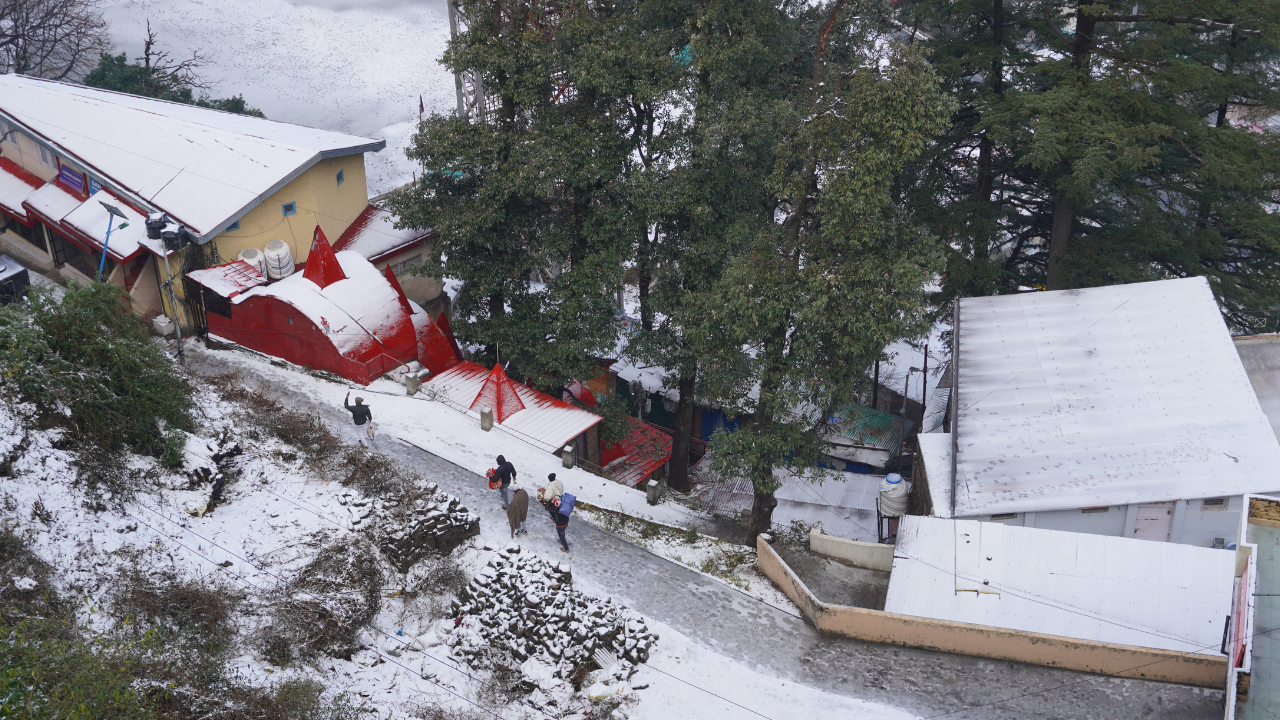 हिमाचल की चोटियों पर हिमपात, मैदानों में लू और बारिश का अलर्ट