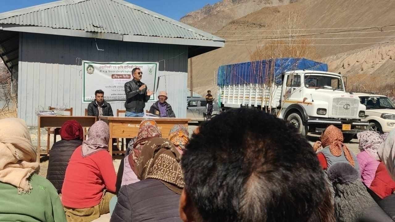 कृषि विश्वविद्यालय ने जनजातीय किसानों को सेब बागवानी की जानकारी दी