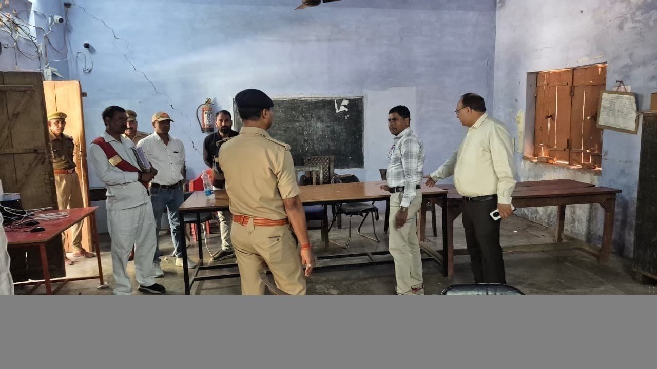हमीरपुर में यूपी बोर्ड परीक्षा केंद्रों का अधिकारियों ने किया निरीक्षण
