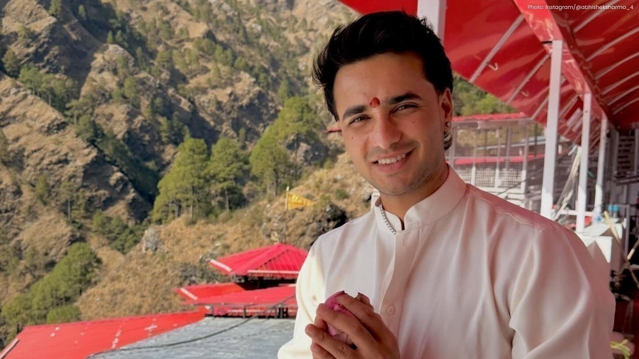 भारतीय क्रिकेटर अभिषेक शर्मा ने टी20 वर्ल्ड कप जीत के बाद वैष्णो देवी मंदिर में पूजा-अर्चना की