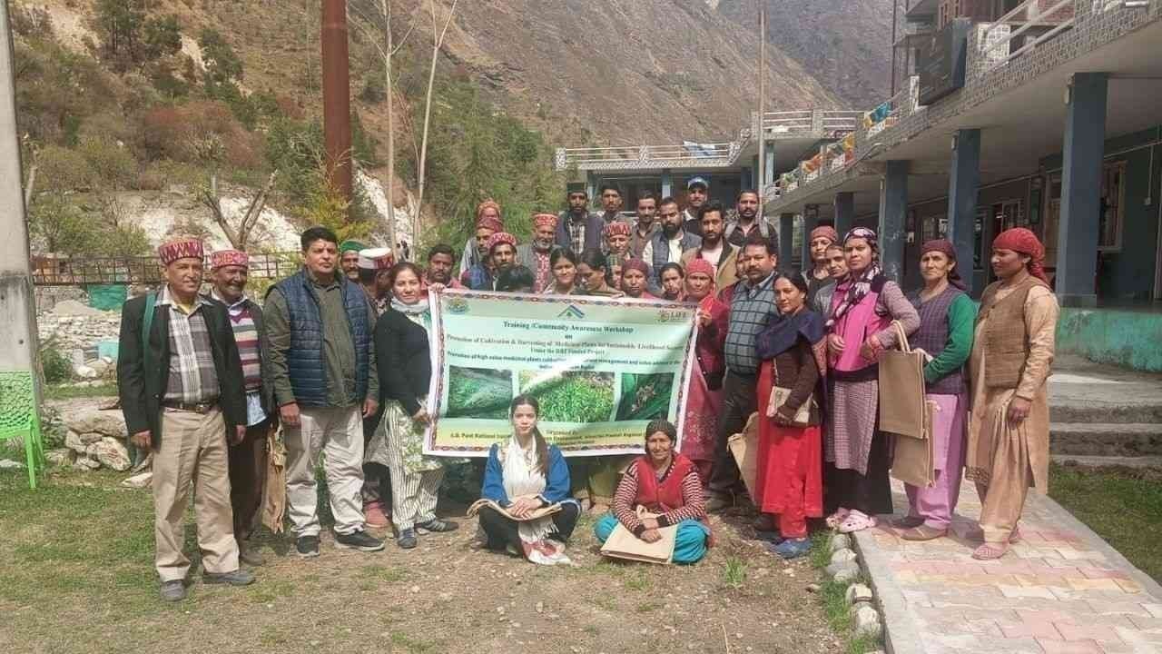 तीर्थंन घाटी में किसानों के लिए मधुमक्खी पालन और जड़ी-बूटी खेती पर विशेष प्रशिक्षण कार्यशाला