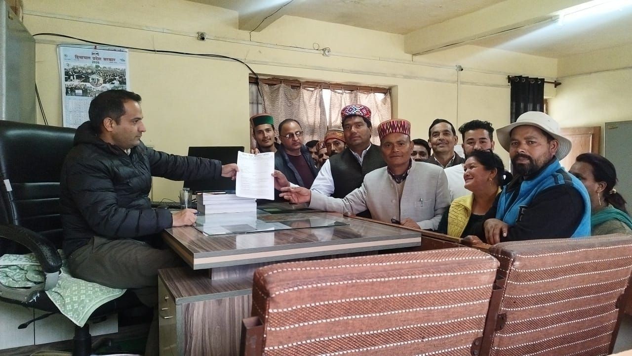 सैंज वैली में पानी की गंभीर कमी, स्थानीय निवासियों ने उपायुक्त कुल्लू को सौंपा ज्ञापन
