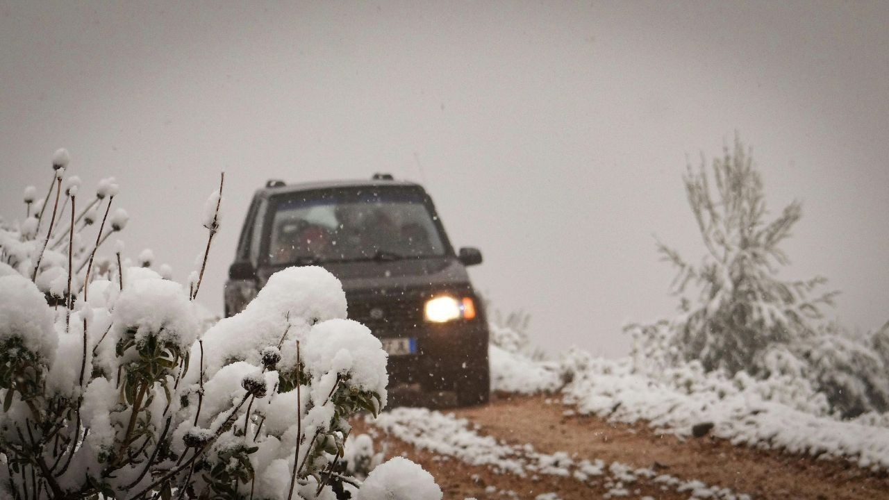 हिमाचल में बर्फबारी से फंसे 1000 वाहन, 19 मार्च को ऑरेंज अलर्ट जारी