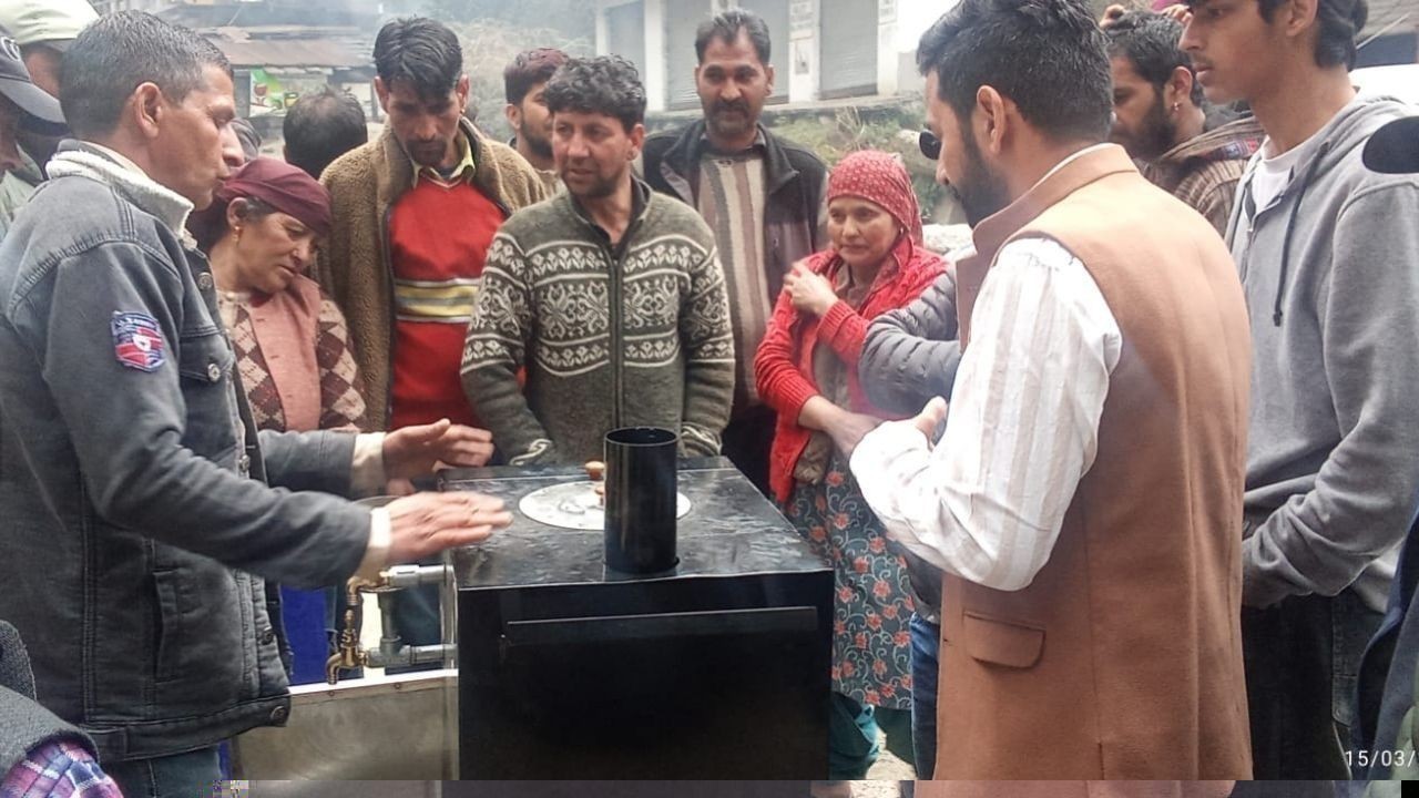 तीर्थन घाटी में पोर्टेबल बायोमास बुखारी का लाइव प्रदर्शन, कचरे से बनेगी सस्ती ऊर्जा