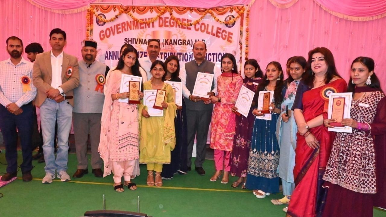 मंत्री यादविंद्र गोमा ने शिवनगर कॉलेज के प्रतिभाशाली छात्रों को सम्मानित किया