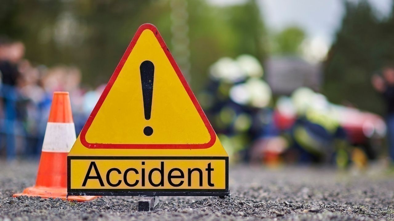 जीभी में पर्यटकों की गाड़ी ब्रेक फेल होकर खाई में गिरी, पांच घायल, युवक ने समय पर बचाई जान