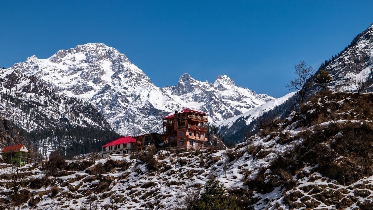 हिमाचल में भारी बर्फबारी और ओलावृष्टि, 10 हजार सैलानी बचाए गए