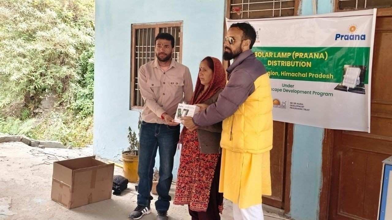 आपदा प्रभावित परिवारों के लिए सोलर लैम्प एवं मोबाइल चार्जर वितरण कार्यक्रम आयोजित