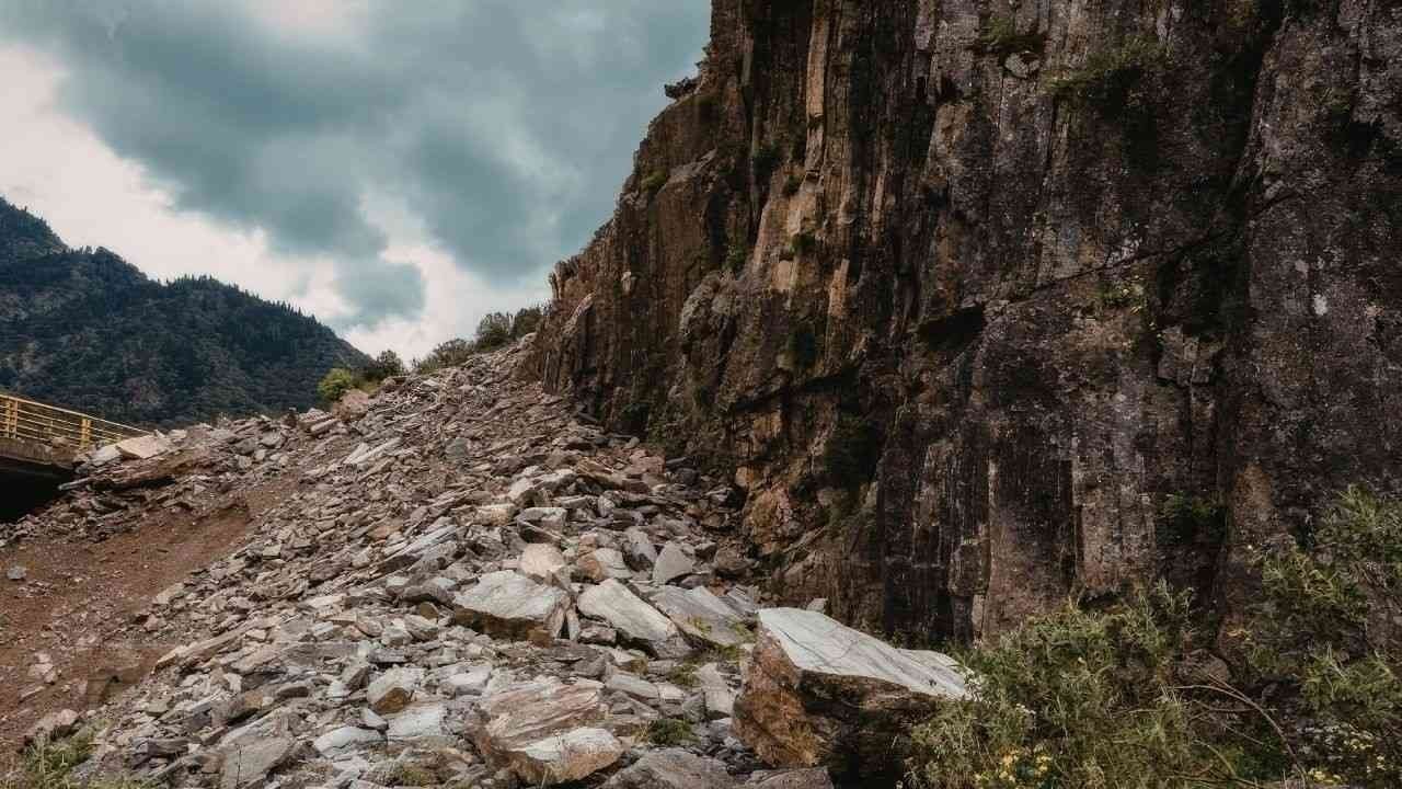 रातभर बारिश के कारण मणिकर्ण-बरशैणी मार्ग पर मलबा गिरा, यातायात प्रभावित