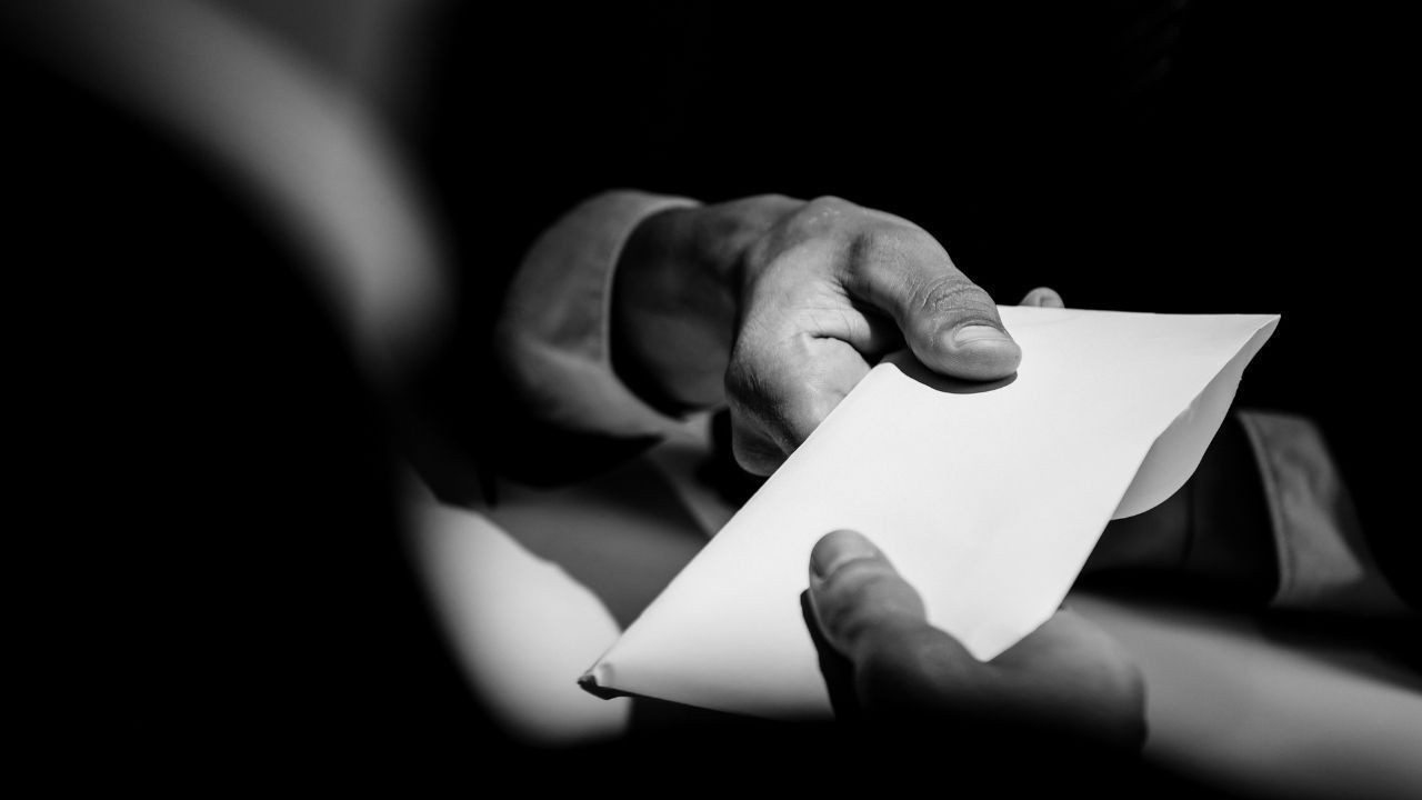 राजस्व विभाग में सख्त कार्रवाई: पटवारी सुनील 10 हजार रुपये रिश्वत लेते पकड़ा गया