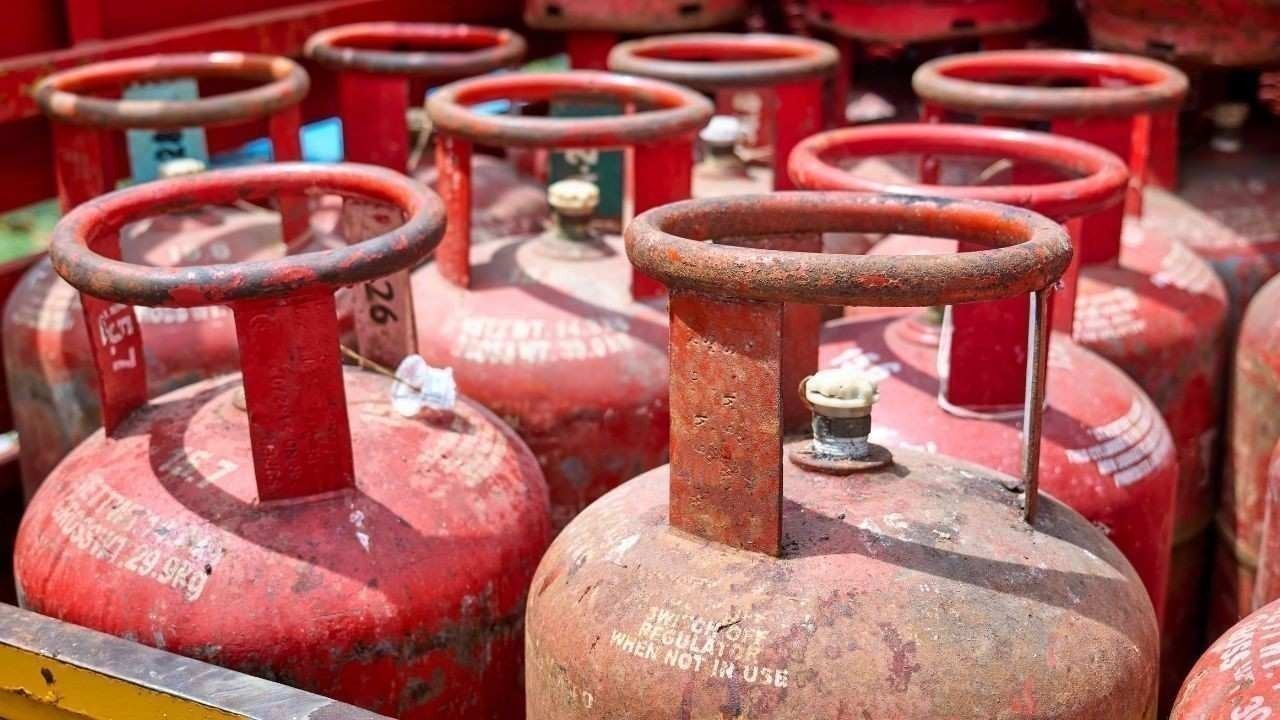 नादौन में गैस संकट पर बवाल, लोगों ने सिलेंडर गाड़ी को जबरन रोका